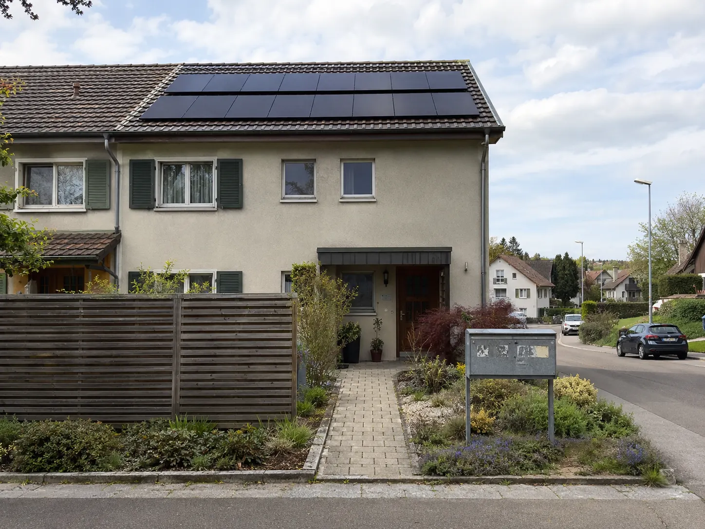Schweizer Doppel-EFH von der Strassenseite mit Aufdach-PV-Anlage